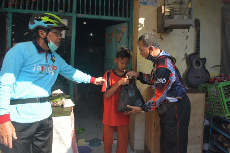 BERIKAN PAKET SEMBAKO BAGI TERDAMPAK COVID-19