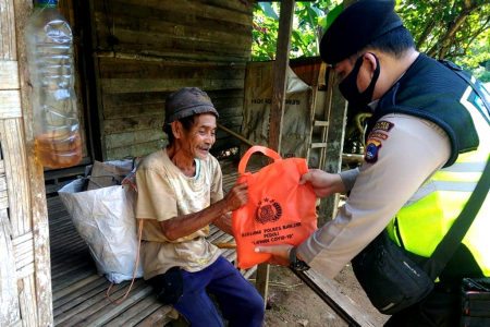 POLRES BANJAR BAGIKAN PAKET SEMBAKO