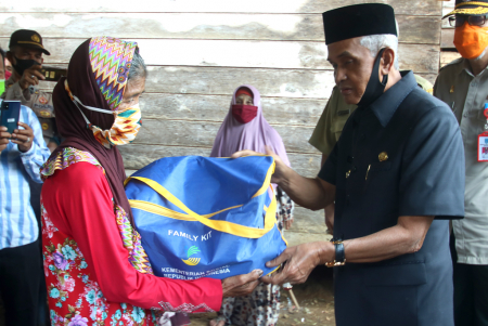 BANTUAN KORBAN PASCAKEBAKARAN di DESA ABIRAU