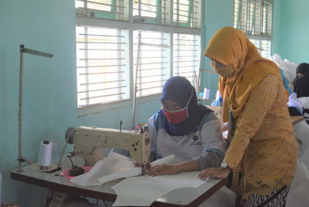 MENJAHIT BAJU APD