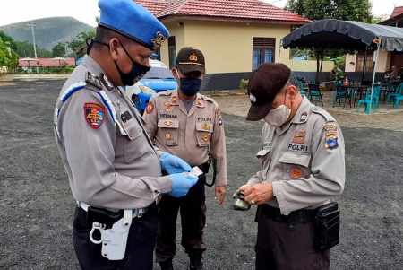 PERIKSA KELENGKAPAN IDENTITAS ANGGOTA POLRI