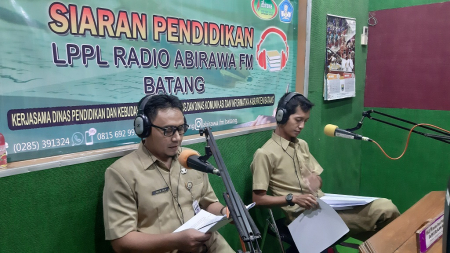 BERIKAN MATERI PELAJARAN MELALUI RADIO