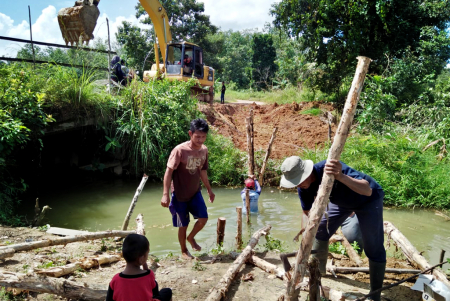GOTONG ROYONG BANGUN JEMBATAN DARURAT