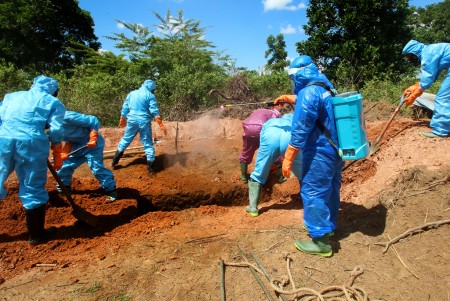 SEMPROT DISINFEKTAN KE DALAM MAKAM