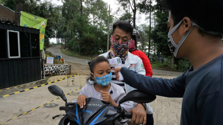 PERIKSA SUHU PENGUJUNG WISATA					