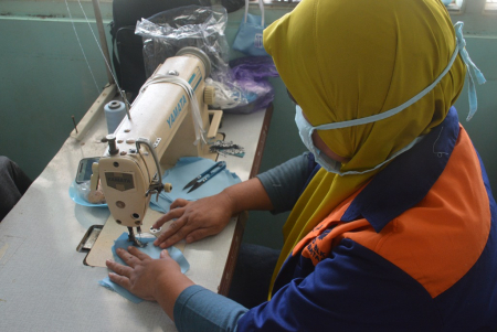 JAHIT BAHAN MASKER