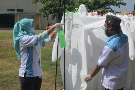 SEMPROT BAJU APD DENGAN DESINFEKTAN 