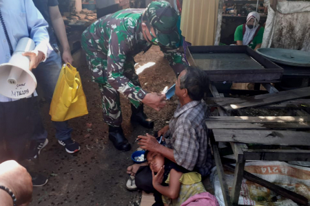 BANTU PASANG MASKER 