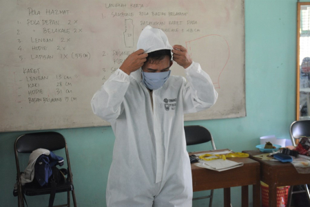 PAKAI BAJU APD