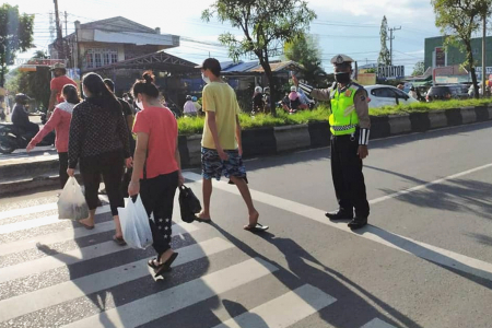  POLISI BANTU SEBERANGKAN WARGA