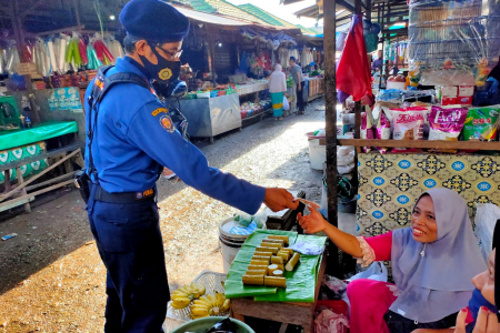 PETUGAS DAMKAR BANJAR BAGIKAN MASKER di PASAR