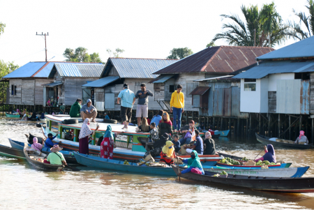 PESONA PASAR TERAPUNG LOK BAINTAN