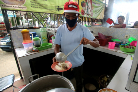 HIDANGKAN MAKANAN BANJAR HARUAN BALAMAK