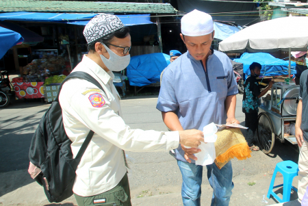 BAGIKAN KANTONG PLASTIK PENYIMPAN ALAS KAKI