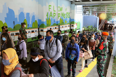LONJAKAN PENUMPANG KRL HARI PERTAMA PERKANTORAN