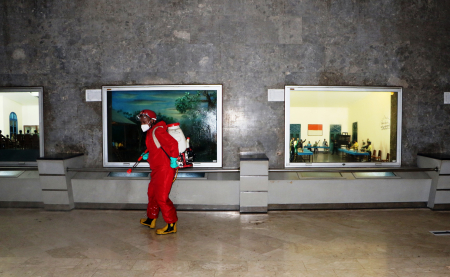 PENYEMPROTAN DISINFEKTAN DI KAWASAN MONAS