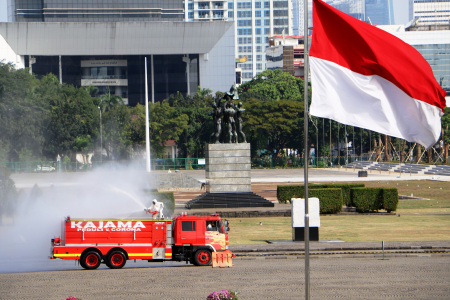 PENYEMPROTAN DISINFEKTAN DI KAWASAN MONAS