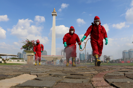 PENYEMPROTAN DISINFEKTAN KAWASAN MONAS