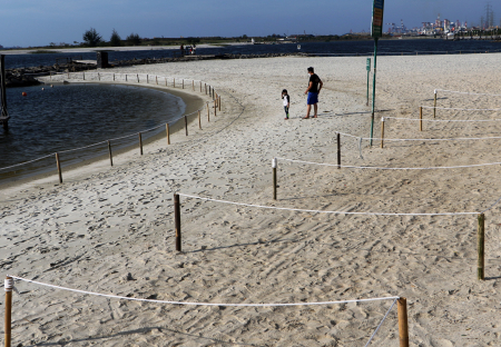 PAGAR PEMBATAS DI PANTAI ANCOL