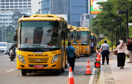 BUS SEKOLAH ANTAR PEKERJA KANTOR PULANG