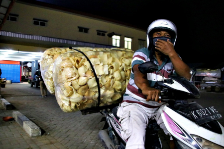 ANGKUT KERUPUK di PASAR BLORA