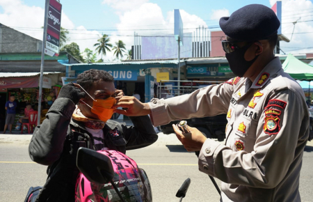 BANTU MEMAKAIKAN MASKER