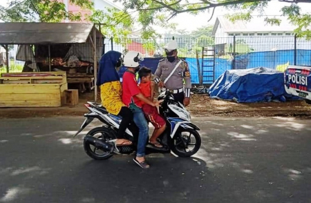 BERBONCENGAN TIGA ORANG