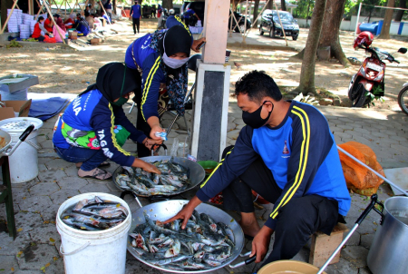 BERSIHKAN IKAN LELE 