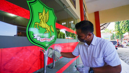BERSIHKAN PINTU MASUK