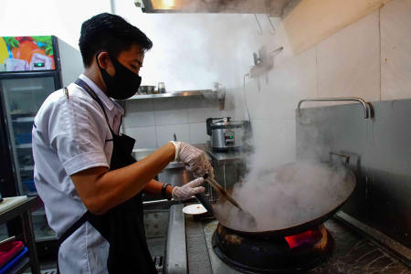 MEMASAK MENGENAKAN MASKER