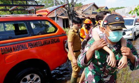EVAKUASI WARGA TERDAMPAK ROB