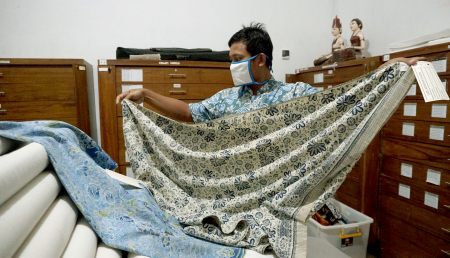 RUANG PENYIMPANAN KOLEKSI BATIK