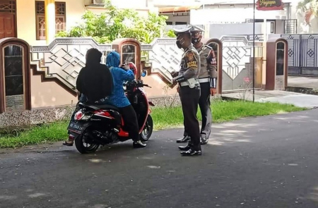 MEMBERHENTIKAN PENGENDARA TANPA HELM