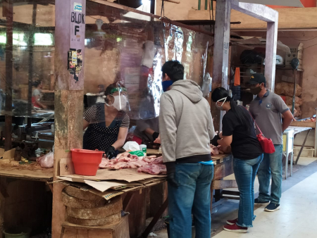 PEDAGANG GUNAKAN APD