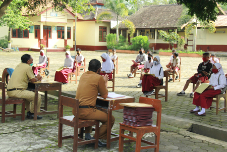 PEMBEKALAN MURID DI HALAMAN SEKOLAH 