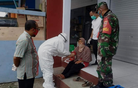 LAKUKAN RAPID TEST KEPADA WARGA