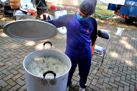 MASAK NASI DI DAPUR UMUM