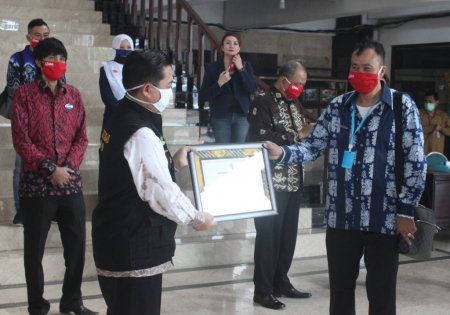 PENYERAHAN PENGHARGAAN