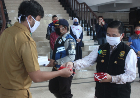 PENYERAHAN MASKER KAIN