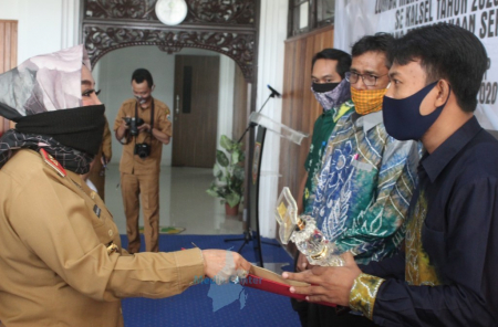 PENYERAHAN HADIAH JUARA I LOMBA MENULIS