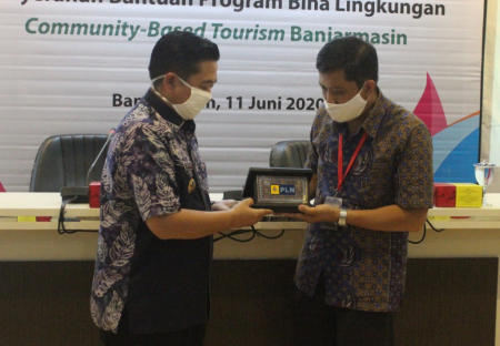 PENYERAHAN CENDERA MATA