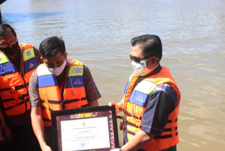 PENYERAHAN PENGHARGAAN