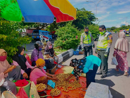 TEGUR PEDAGANG YANG  BERJUALAN DI BAHU JALAN