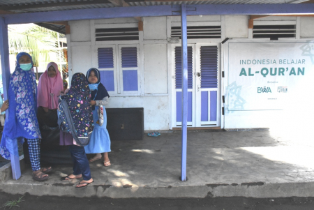 MENUNGGU TEMPAT PENGAJIAN DIBUKA