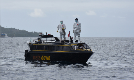 MOTORIS SPEEADBOAT PAKAI APD