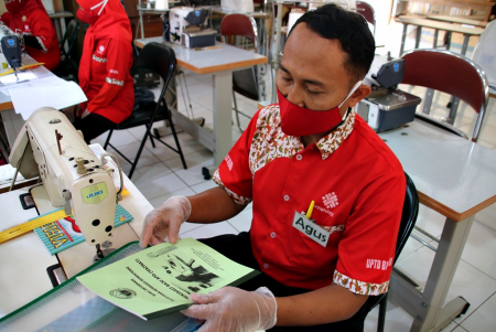 PELATIHAN MENJAHIT BAJU APD