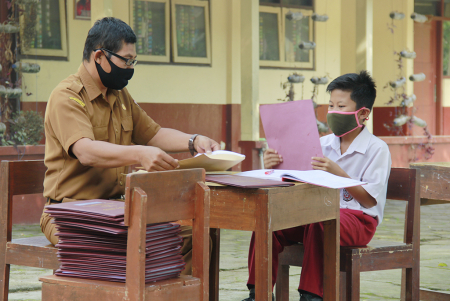 BERIKAN RAPOR DAN SURAT KELULUSAN