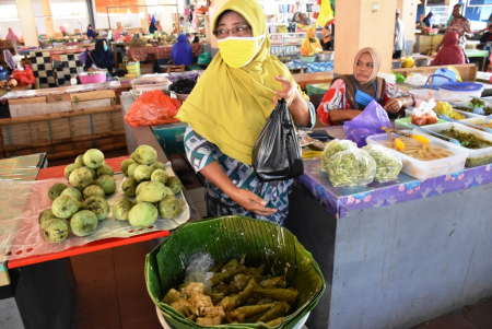 PENJUAL DIPASAR TERAPKAN JAGA JARAK