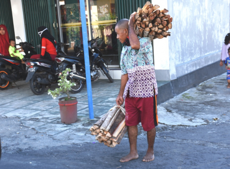 PENJUAL KAYU BAKAR KELILING