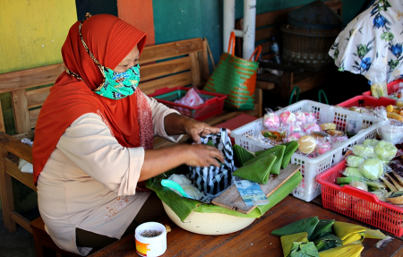 PENJUAL MAKANAN TRADISIONAL